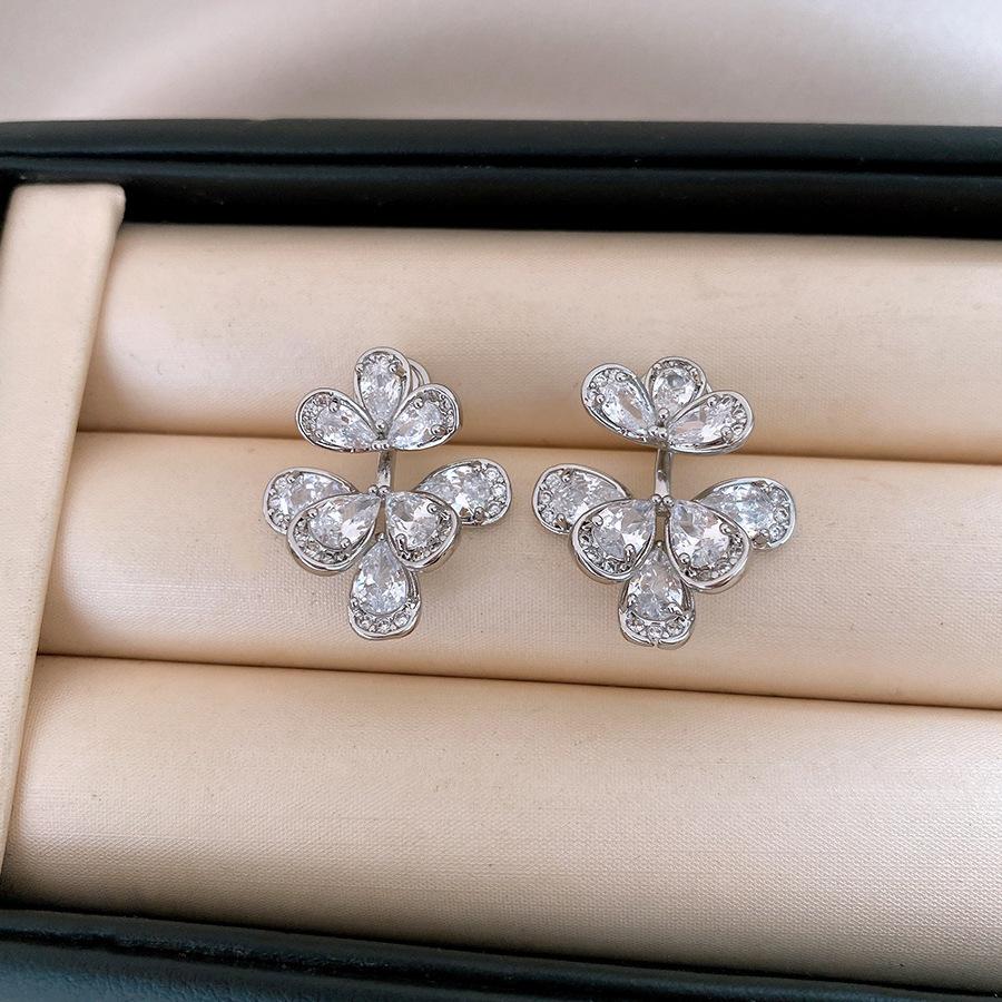 

Циркониевые серьги-пусеты в виде цветка с каплей воды, корейская версия изысканных модных серег для работающих женщин, нишевые универсальные серьги с темпераментом