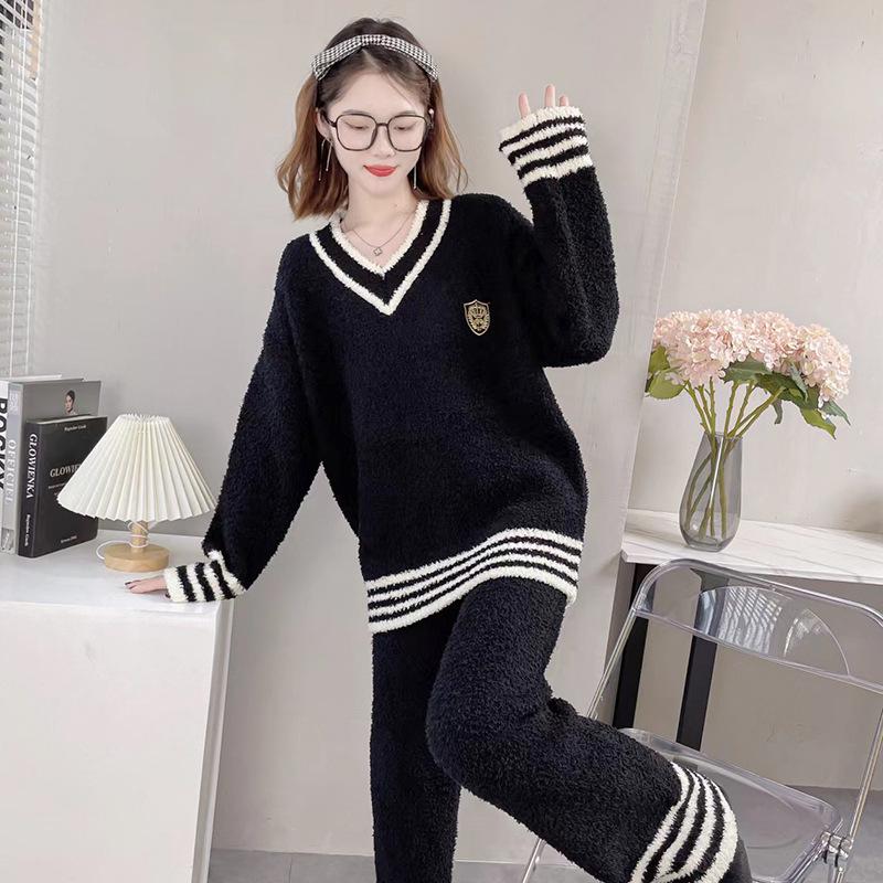 

Women s Cozy Coral Fleece Pajama Set: Warm V-Neck Pullover & Sleep Pants for Fall/Winter One size чёрный