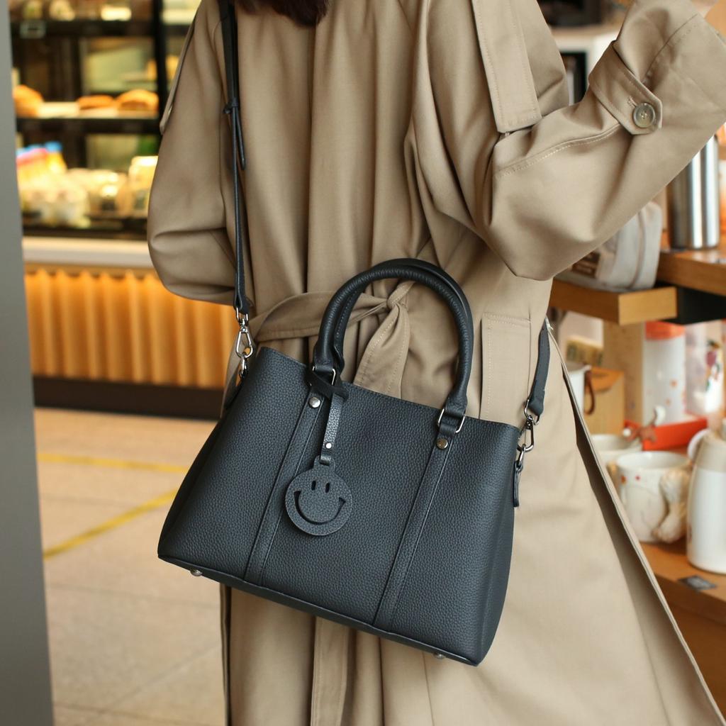 Cowhide Shoulder Women's Bag, Large Capacity Messenger, Women's, Stylish and Simple Shopping Bag, Multi-compartment