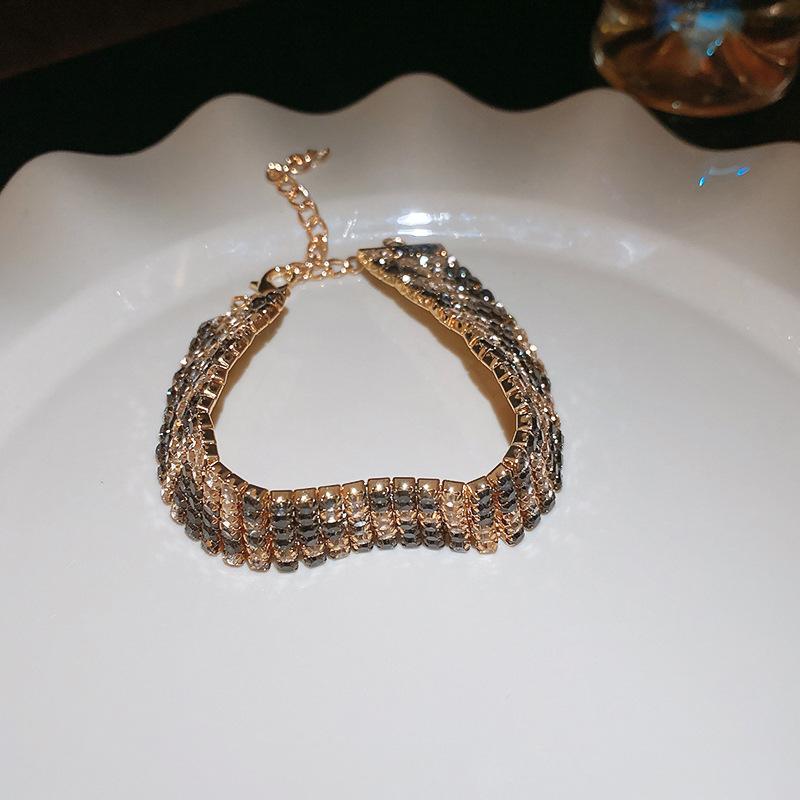 Diamond-encrusted wide-faced leopard print necklace, bracelet, earrings set, exaggerated collarbone chain, niche high-end jewelry.