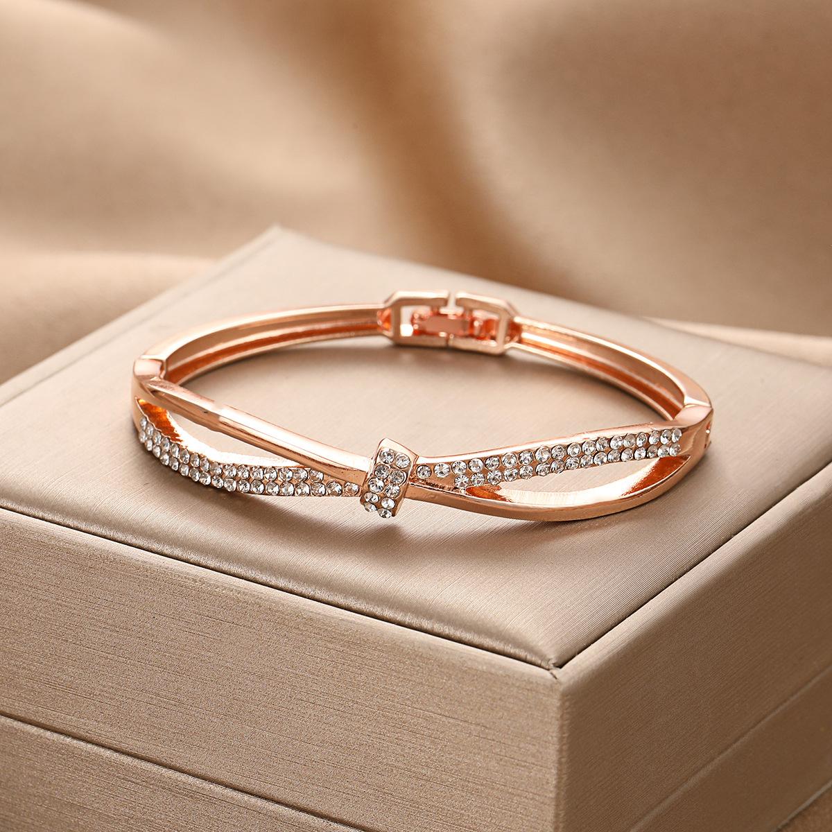 

European and American fashion creative cross-set diamond light luxury bracelet girlfriend student bracelet simple and versatile jewelry accessories