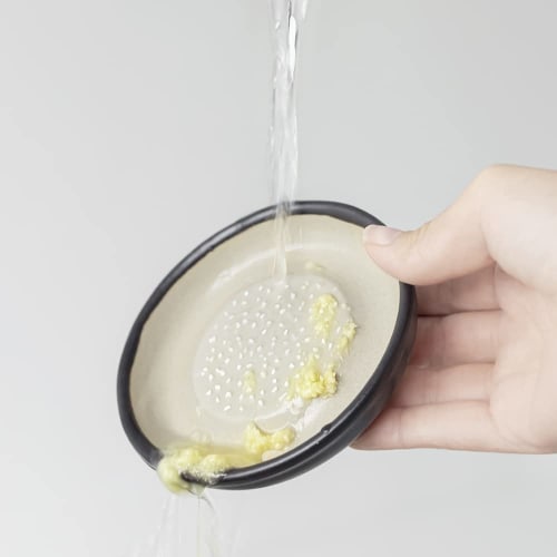 &NE Iwami-yaki Grater, Small, Hare to Ke x Motoshige, Black, 10cm Diameter x 2cm Height, Made in Japan, Ceramic, One-Handed Grinding, Non-Slip, Microw