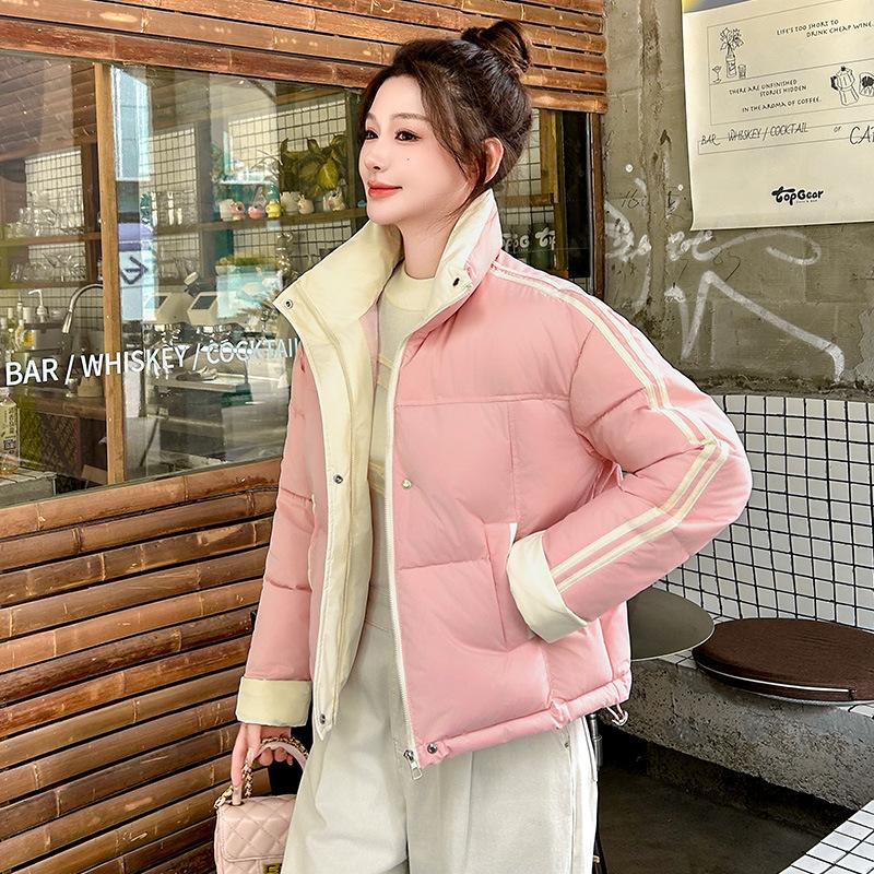 

Женская короткая ветрозащитная теплая зимняя куртка с воротником-стойкой и полосками на рукавах M розовый