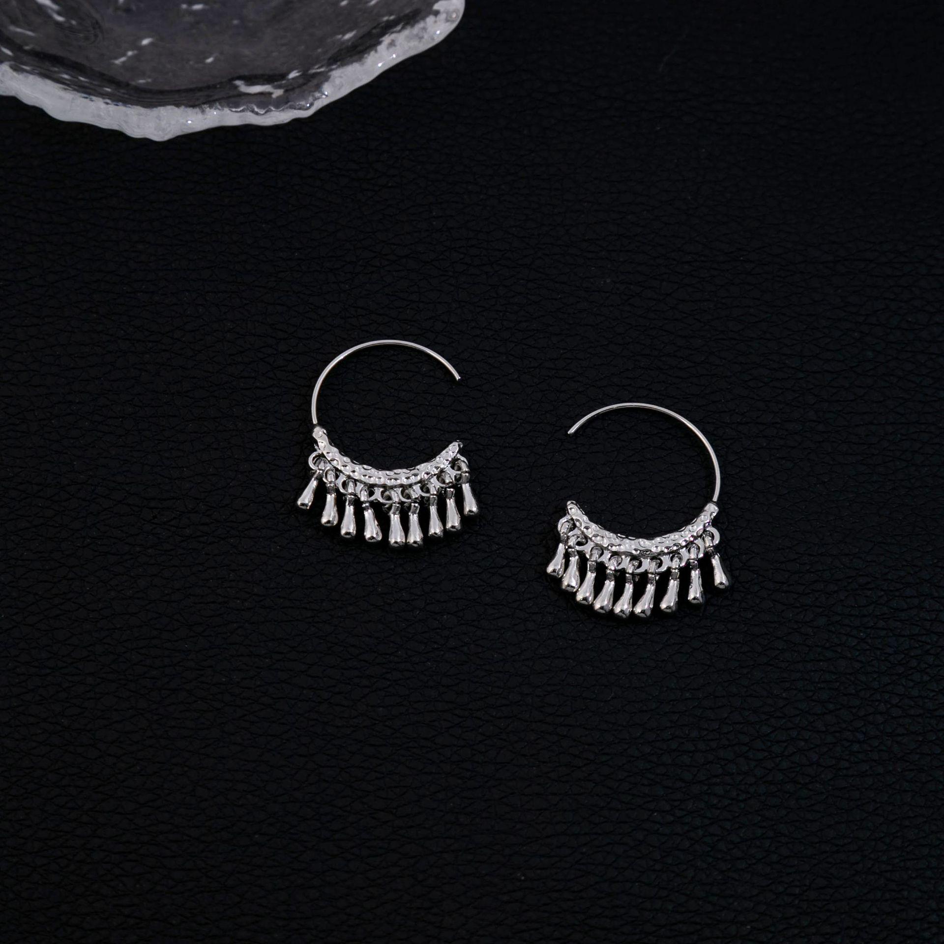 

Элегантные серьги-кисточки в форме капли C — роскошный минималистичный дизайн для женщин