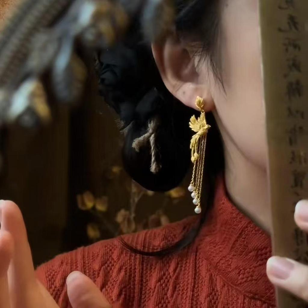 Goldene, asymmetrische Ohrstecker mit Vogelmotiv (2025) – Hochwertige, einzigartige Ohrstecker