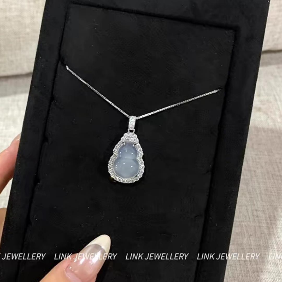 

White Jade Fortune and Prosperity Natural Ice-Transparent White Chalcedony Gourd Necklace Inlaid with Gemstones, a Luxurious and Unique High-End Gift 「White Jade Fortune and
