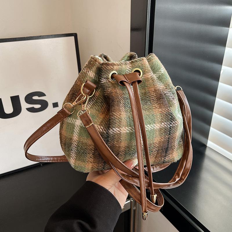 

Fashion autumn and winter new popular high-end single shoulder crossbody large capacity portable drawstring bucket bag women зелёный