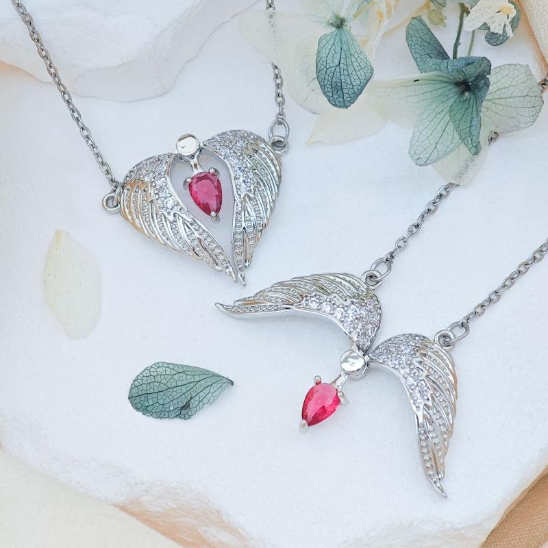 Heart-shaped Open and Closing Wings Creative Fashion Necklace for Women, Simple and Elegant Luxury Design with A Touch of Sophistication.