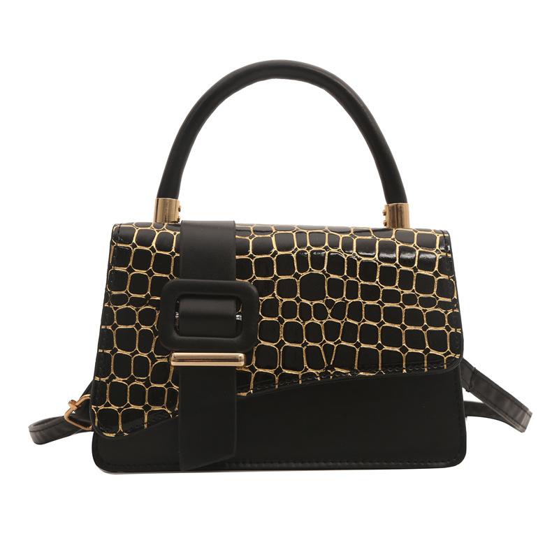 

В этом году женские сумки с крокодиловым узором пользуются популярностью.. Летом 2024 года выйдет новая простая сумка-мессенджер с пряжкой и текстурой. чёрный