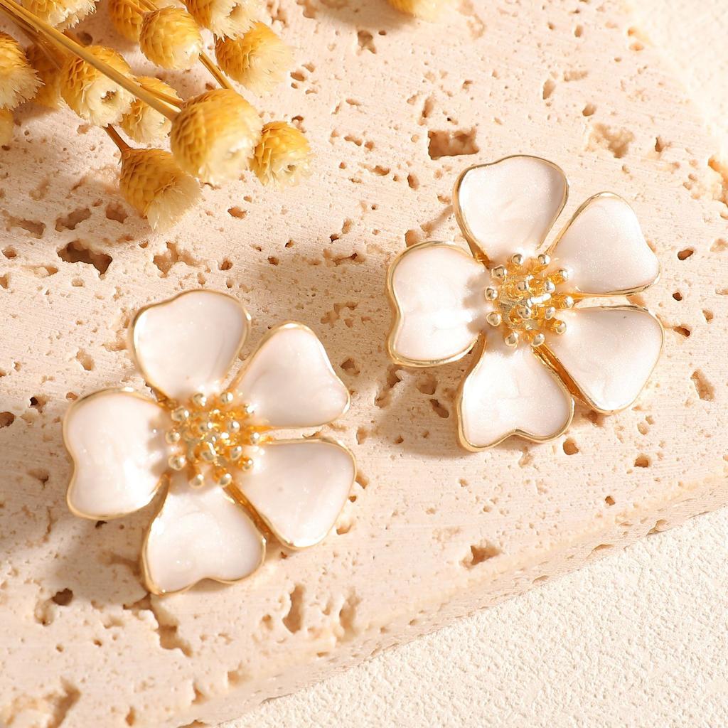 New INS retro Hong Kong-style floral French drip glaze earrings, three-dimensional floral studs, light luxury elegant earrings for women
