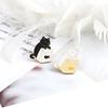 Cartoon Tier Broschen Schwarz Weiß Paar Katze Fischgräte Emaille Pins Kleidung Kragen Revers Pin Tasche Metall Abzeichen Schmuck Für Liebhaber