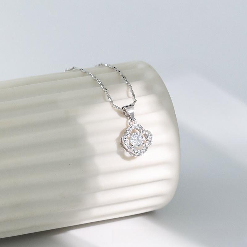 Ein schlagendes Herz schickt eine Freundin, die Zeit kommt und geht, ein schlagender Anhänger, eine schicke Glückskette mit einem vierblättrigen Kleeblatt.