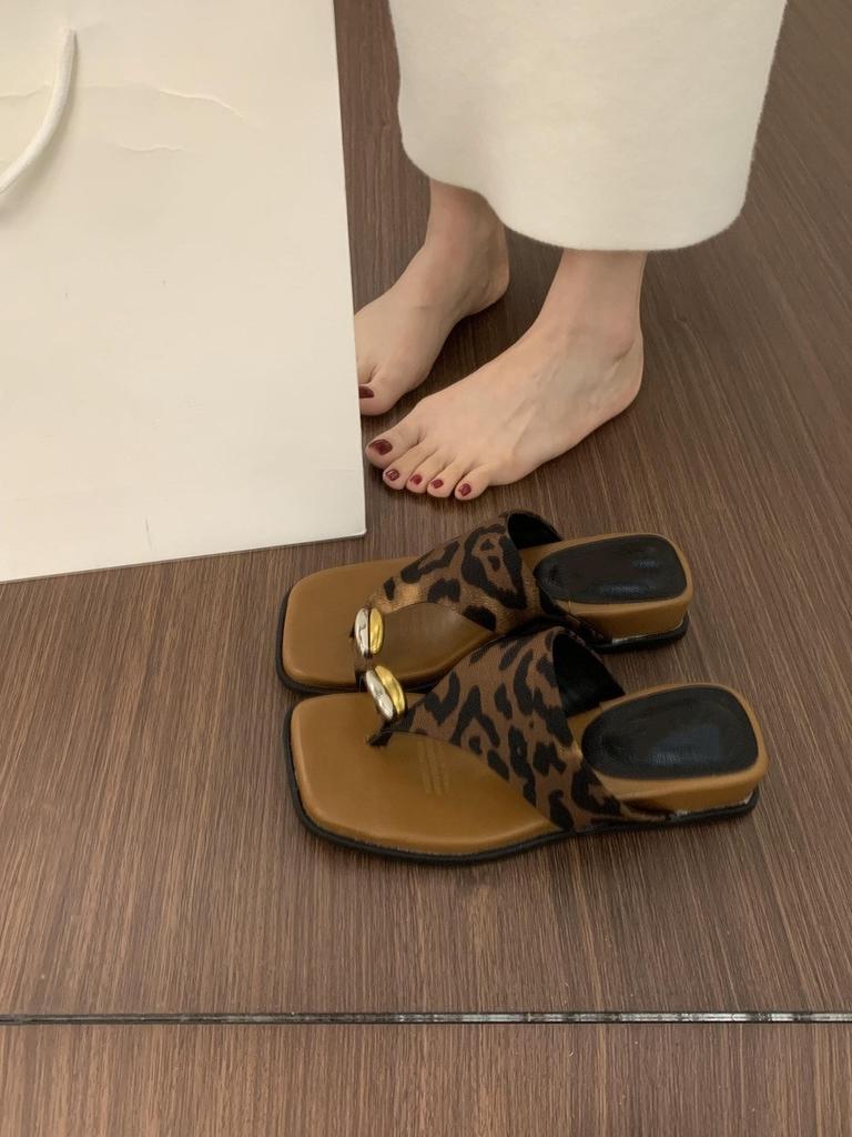 With skirt cover, toe slippers, women's outer wear is versatile and not tiring, feet, thick soles, small slopes, and flip-flops.
