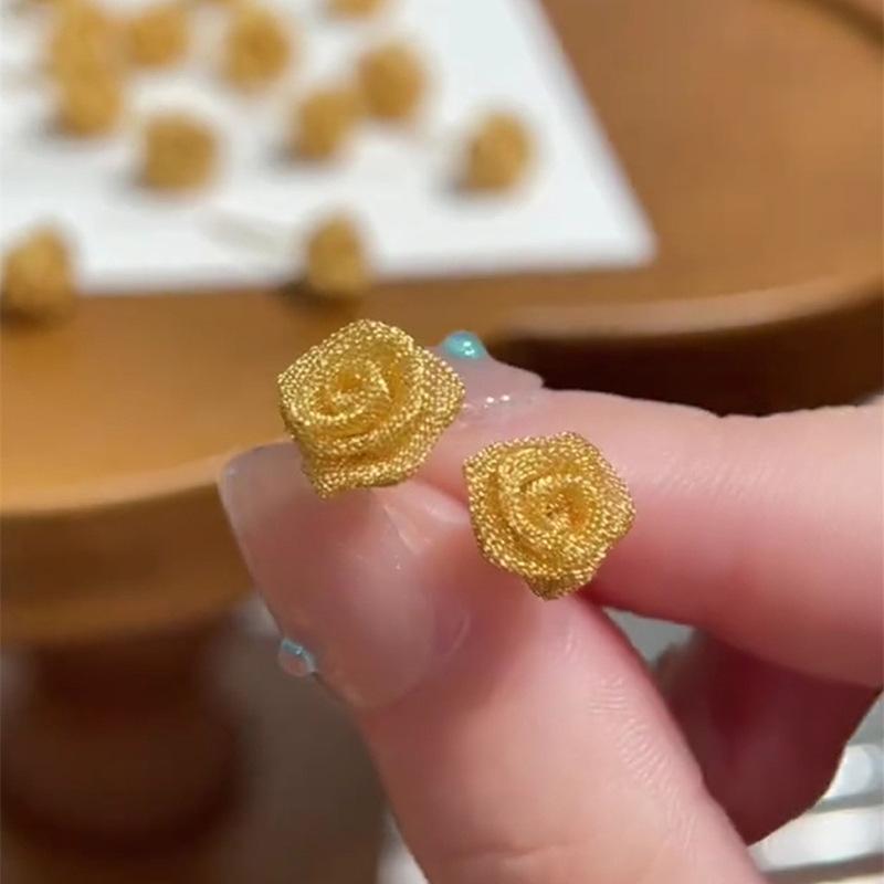 Silver needle sequined three-dimensional flower stud earrings fashionable light luxury high-end earrings niche trend cold wind earrings wholesale