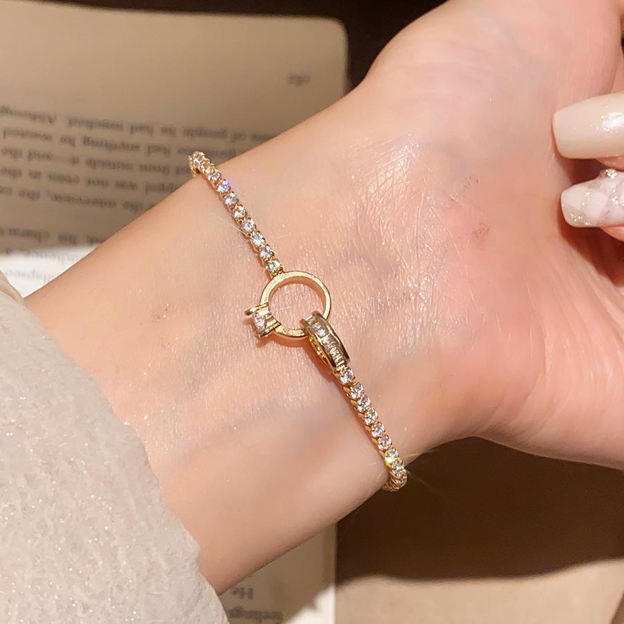 Silver Gleam Retro Zircon Interlocking Bracelet - Luxurious Court Style Wristband for Women