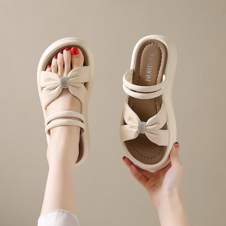 Cool slippers women's summer outer wear 2025 new Korean version of one-word drag high-end sense rhinestone thick-bottomed beach slippers women