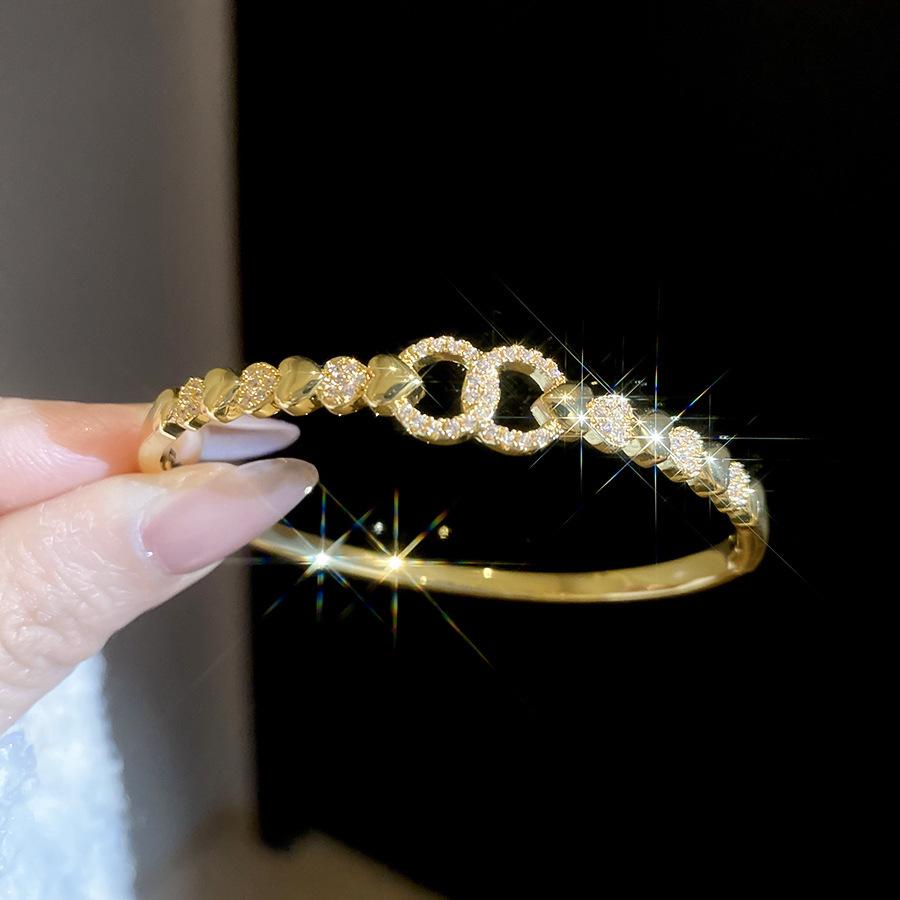 Elegant Geometric Rhinestone Zircon Buckle Bracelet: A Versatile and Luxurious Accessory for Women