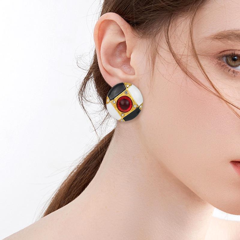 Boucles d'oreilles à clous en émail rétro milieu de siècle européen et américain dans le style antique de la cour française