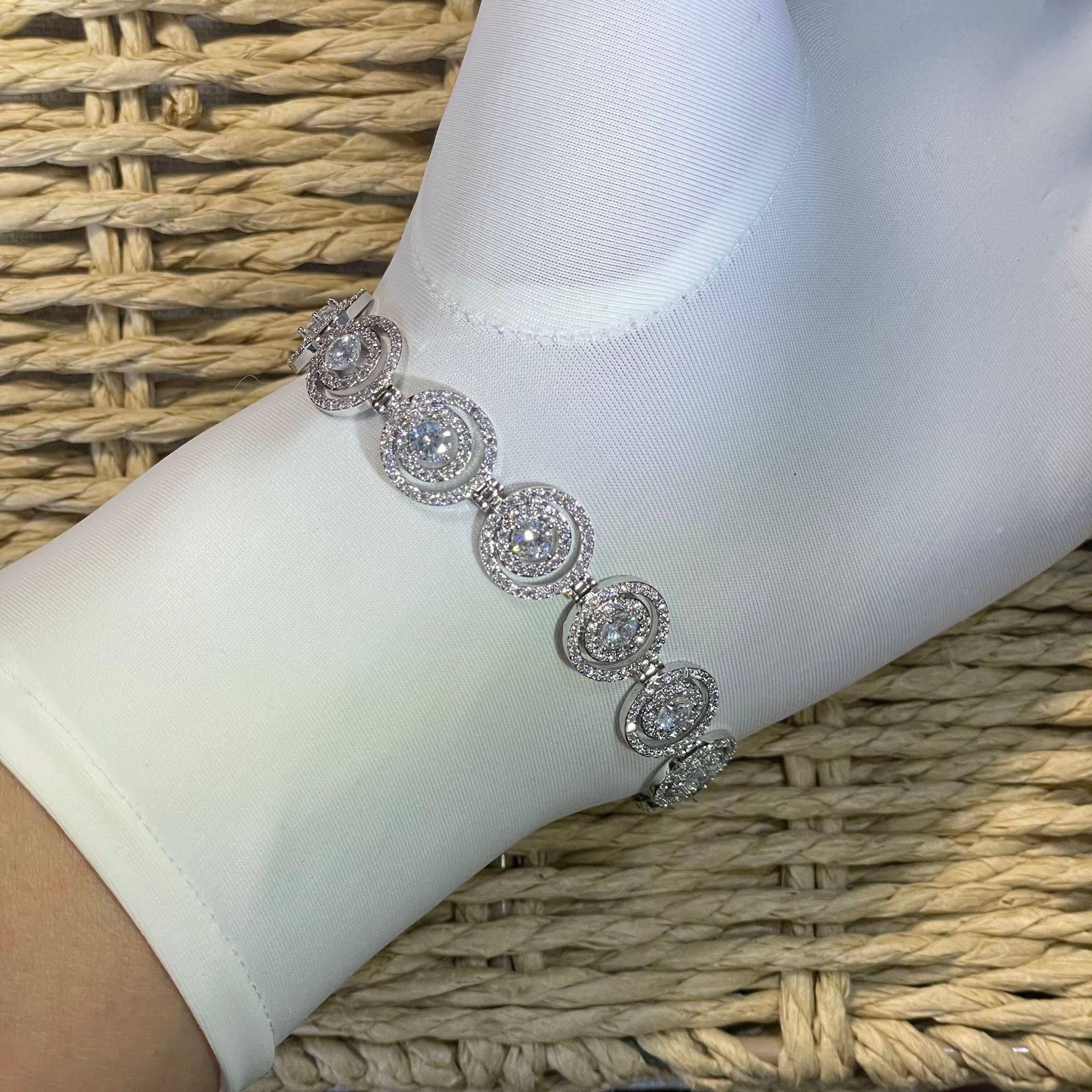 

Браслет-комбинация из нескольких кругов - Популярное украшение на Ближнем Востоке, в России, Дубае