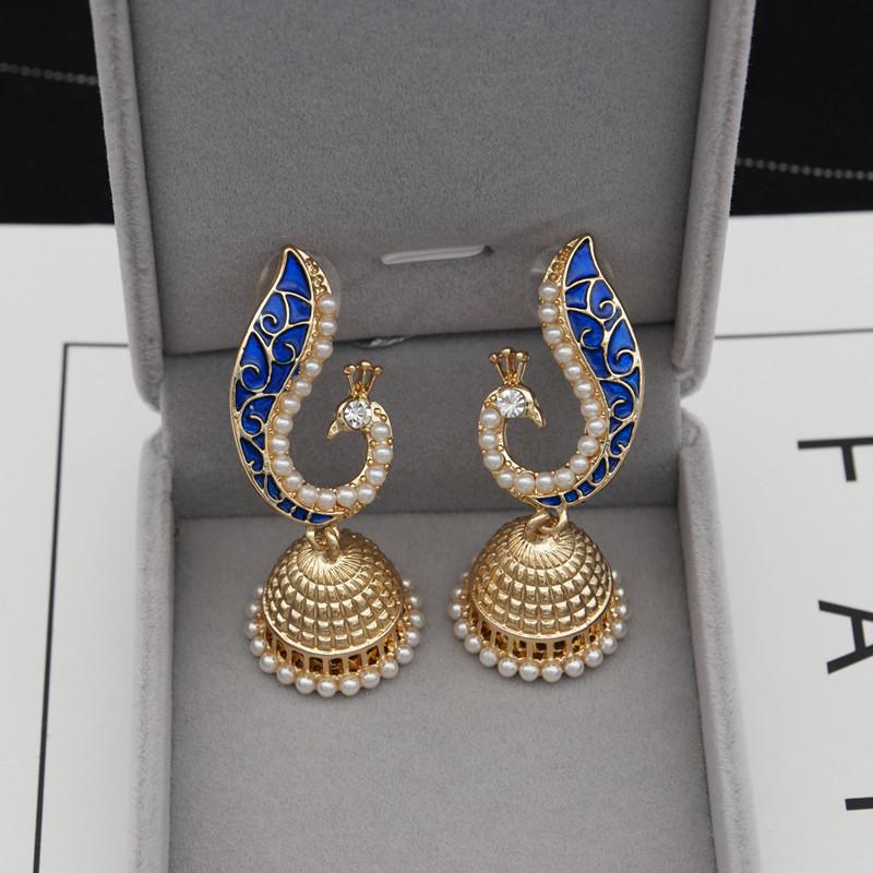 Elegant Exaggerated Earrings: Retro Ethnic Artistic Studs золотой