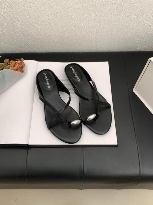 Fashion Rivet Slippers Soft Rubber Flip Flops Shoes Woman 2025 Luxury Slides Low Comfort Hawaiian Designer Summer Fashion Slippers Women