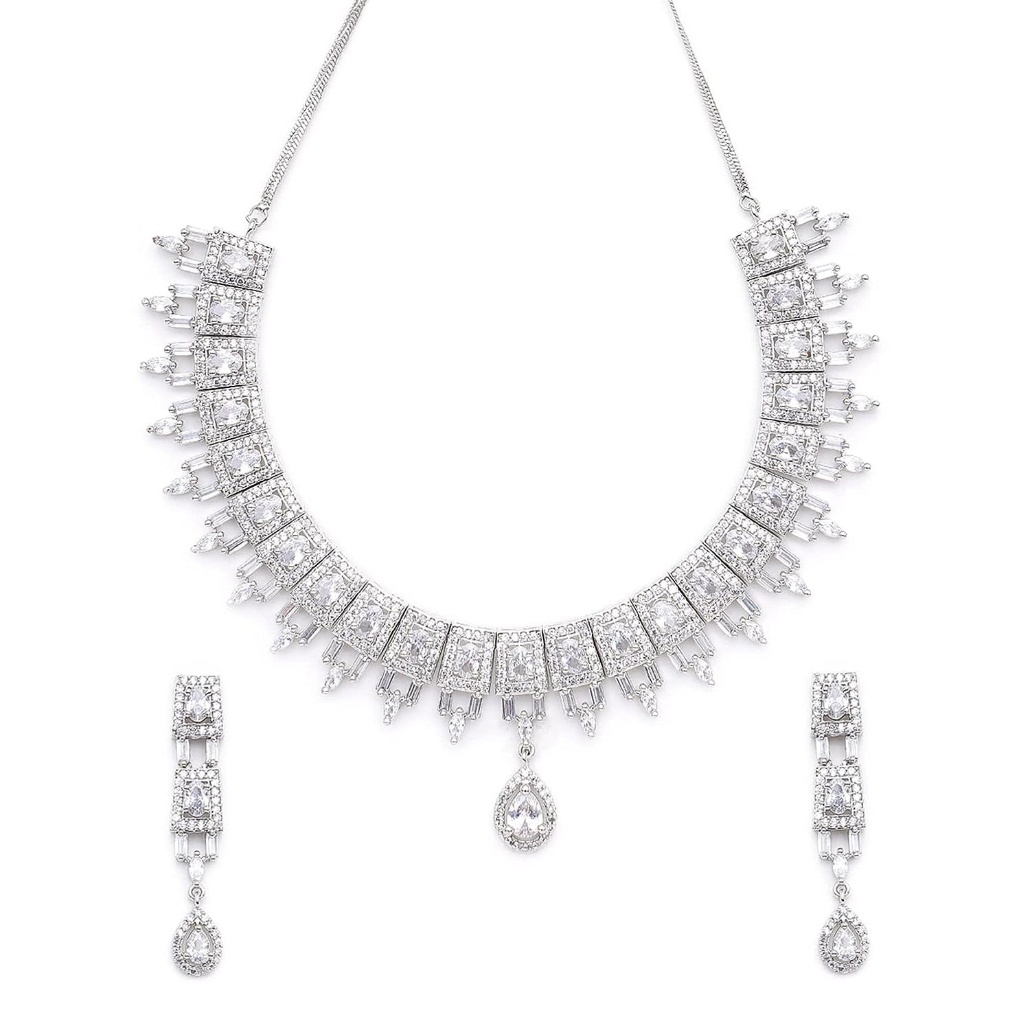 

Серебряный комплект колье-чокера с американскими бриллиантами и заклепками