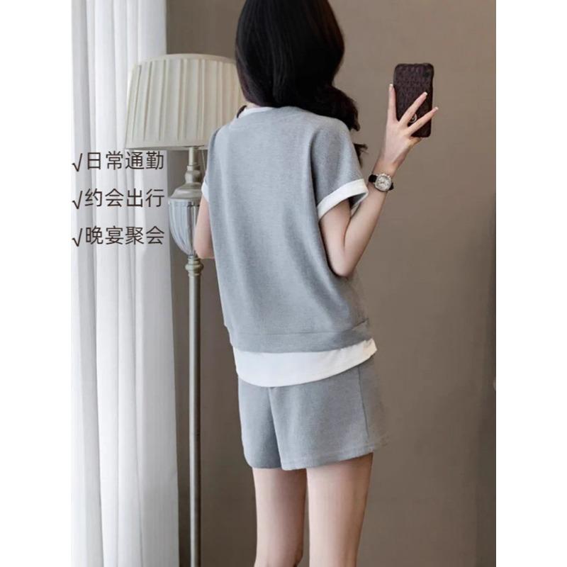 Summer Casual Sportswear Set for Women - Two Loose-fitting T-shirts and Shorts in Summer Style, in A Two-piece Set.