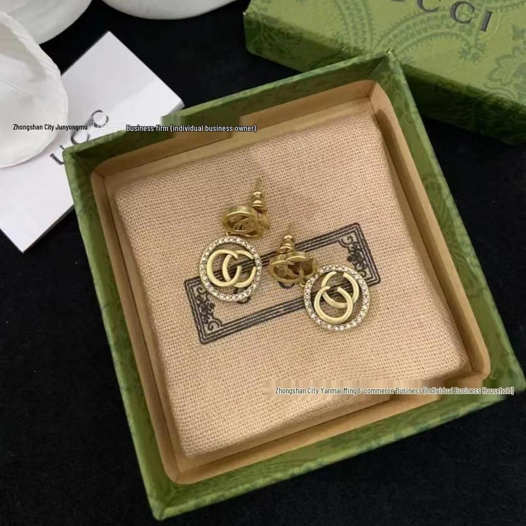 Cercei Stud Retro cu Dublu G: Rotund, Cu Diamante Complete Incrustate, Design cu Litere Goale, Placat cu Cupru cu Aur Real