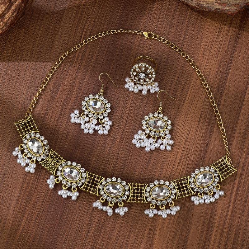 Retro Ohrringe im Hofstil Ringe Halsketten Hochwertiger Diamantbesetzter Quastenschmuck