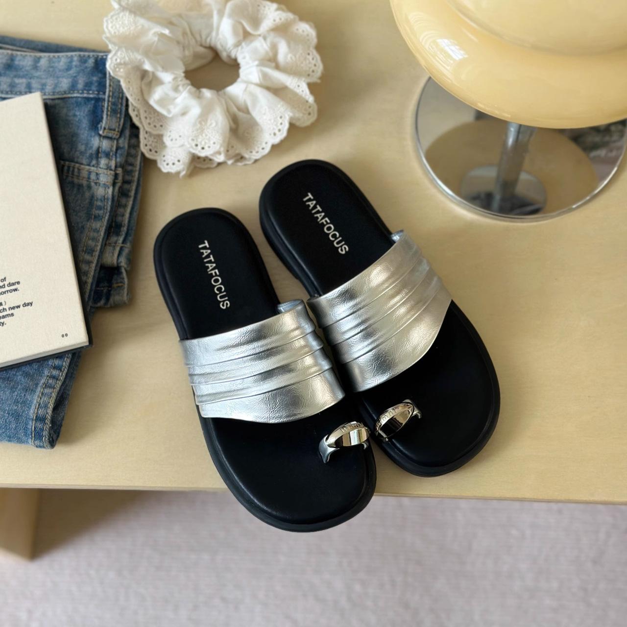 

In the spring and autumn of 2025, the new thick-soled toe slippers for women wear height-increasing fairy style with skirts, and the beach is cool. 40