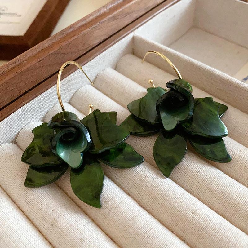 2025 New Trendy White Resin Flower Hoop Earrings For Women Fashion Metal C Shape Statement Earings Zircon Accessories