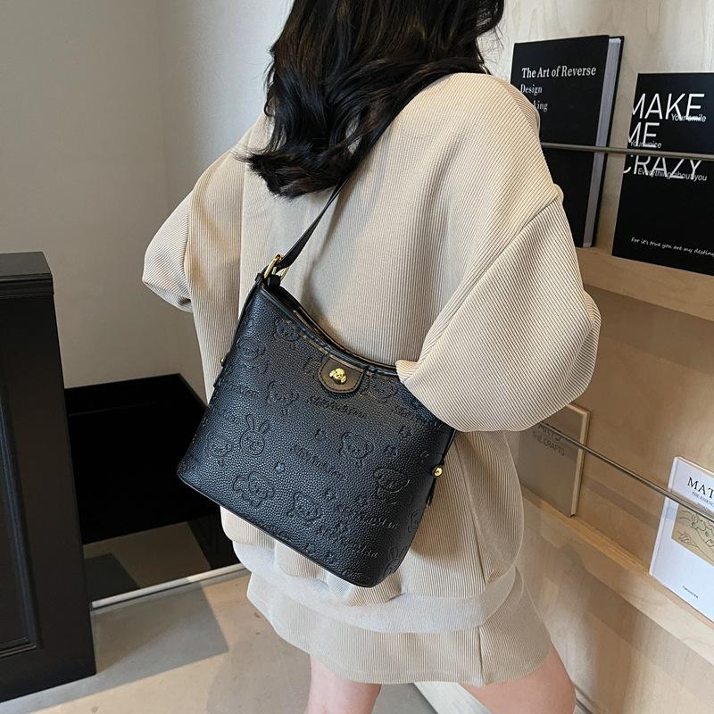 Stylish simple large-capacity bag women's 2025 new high-end summer versatile messenger bag shoulder bucket bag