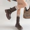 Retro-Style Maillard-Martin-Stiefel in Braun, Damenmodell Herbst/Winter 2025, zwei Tragevarianten, mittelhoher Schaft mit dicker Sohle.