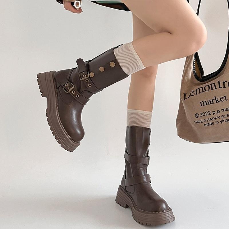 Retro-Style Maillard-Martin-Stiefel in Braun, Damenmodell Herbst/Winter 2025, zwei Tragevarianten, mittelhoher Schaft mit dicker Sohle.