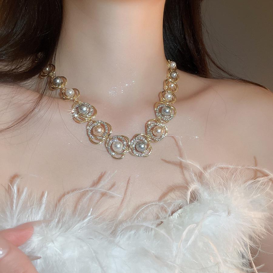 Elegant Vintage Style Choker: Diamond-Encrusted Imitation Pearl & Flower Design