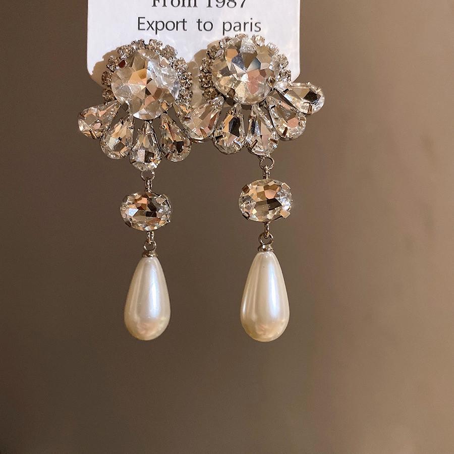 

Серьги-гвоздики «Серебряная игла» в стиле French Chic с инкрустацией бриллиантами и жемчугом - Изысканные легкие люксовые серьги