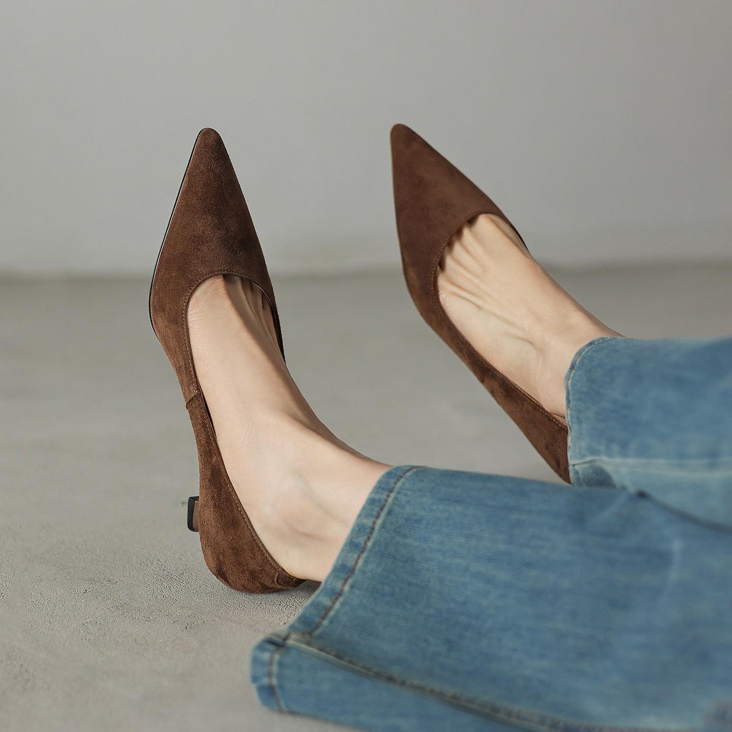 

First encounter season retro pointed head thin heel light mouth single shoes medium heel commuter high heels 42 коричневий