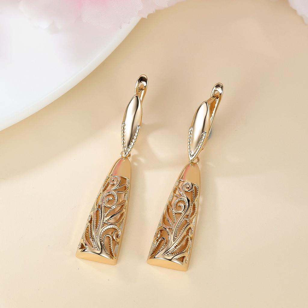 Modisch und minimalistisch Champagnergoldenes Blumenmuster Hohl Ohrbügel Neuer gemusterter Ohrbügel