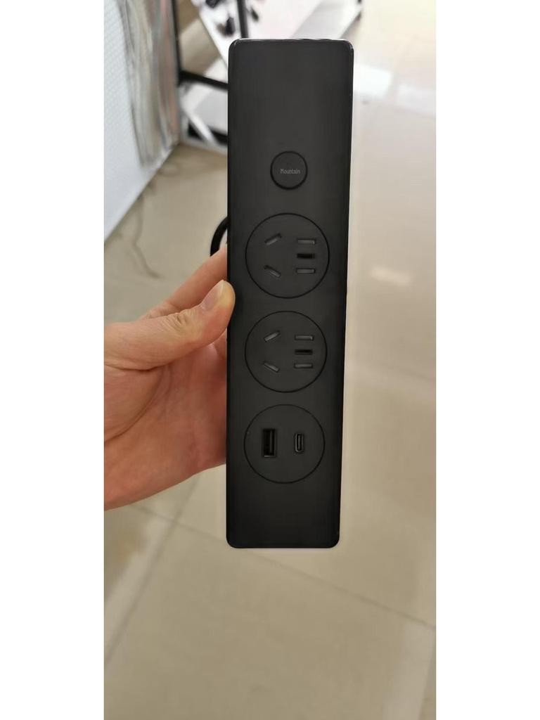 "Versteckte USB + C Tischsteckdose für Büromöbel"