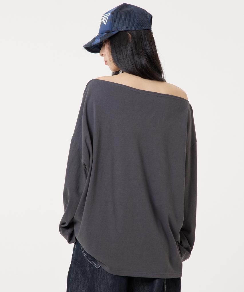 UNKNOWN PLANET Off-Shoulder Logo Long-Sleeve T-Shirt Charcoal