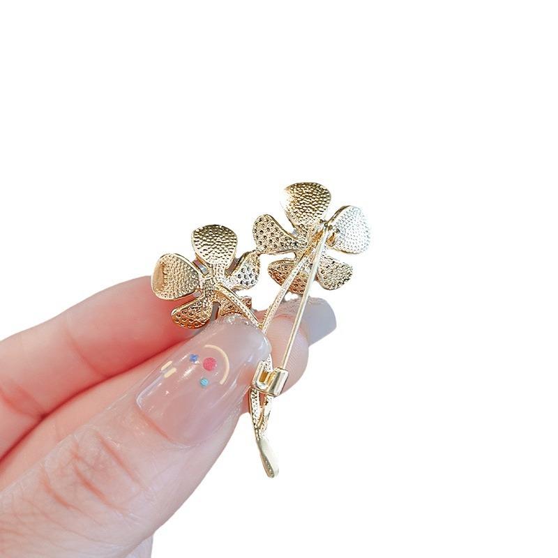 Pearl Flower Brooch for Women High-end Design Sense Niche Suit Brooch and Rhinestone Coat with Accessories