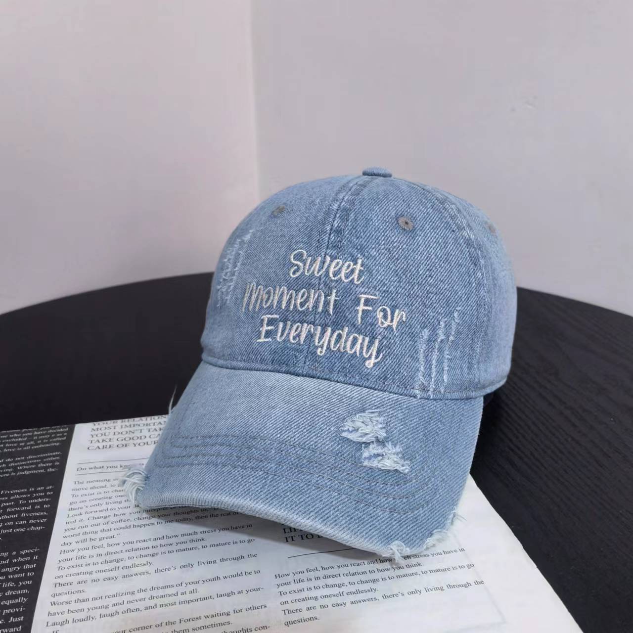 

New and old baseball caps, men s and women s spring and summer fashion denim baseball caps, big head circumference peaked caps, casual and versatile. M（56-58cm） світло-синій колір
