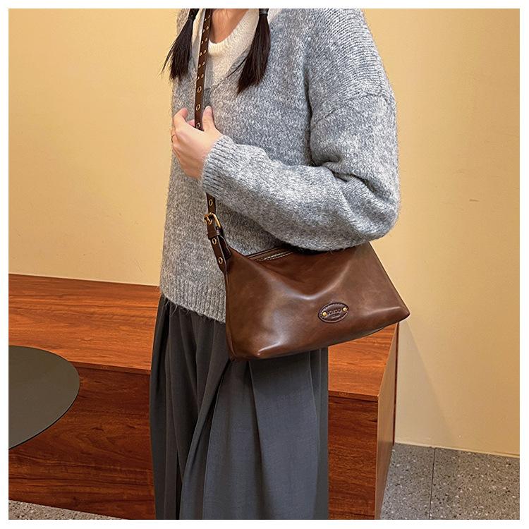 Retro fashion underarm bag women's new 2023 autumn and winter simple versatile tote bag high-end commuter shoulder bag