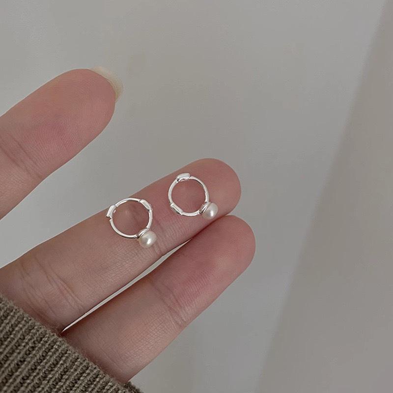 

2024 Elegant Pearl Ear Cuffs: Light Luxury, Versatile High-End Earrings for Women