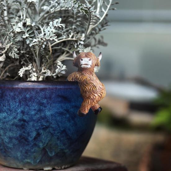 Highland Cow Statue Resin Small Cow Planter Pot Hanger Climbing Animal Flower Pot Hugger for Garden Patio Fence Lawn Yard Plant Pot Decor