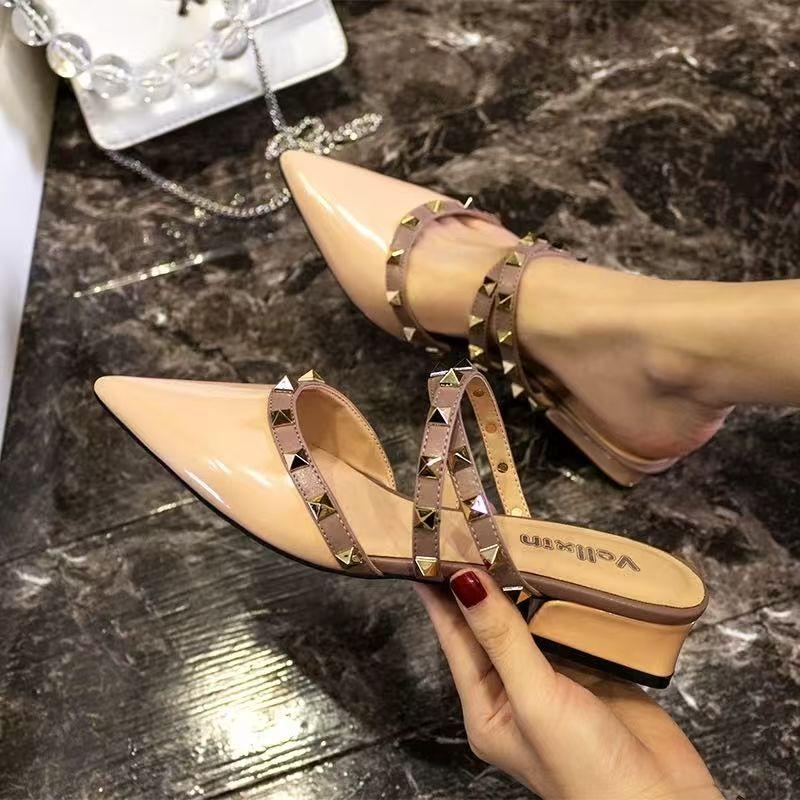 2025 Frühling und Sommer neu beliebte kleine duftende Windnieten High Heels Damenmode spitz dicker Absatz coole Slipper