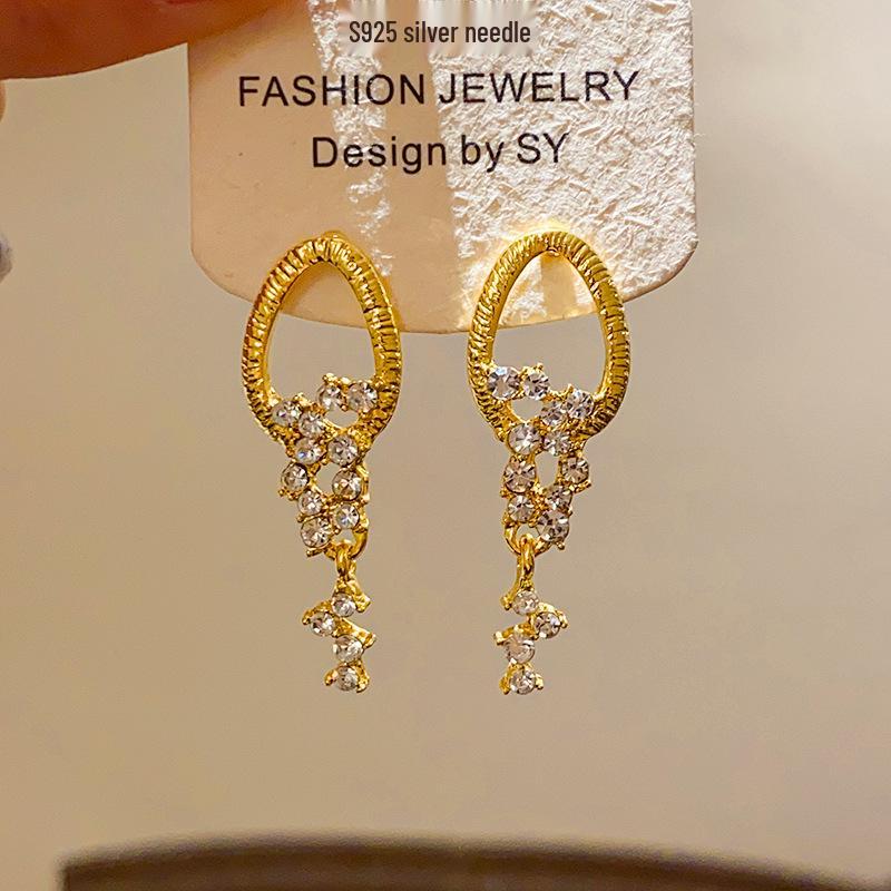

Silver Needle Diamond Inlaid Round Tassel Stud Earrings - Retro Fashion with High-End Luxury Design