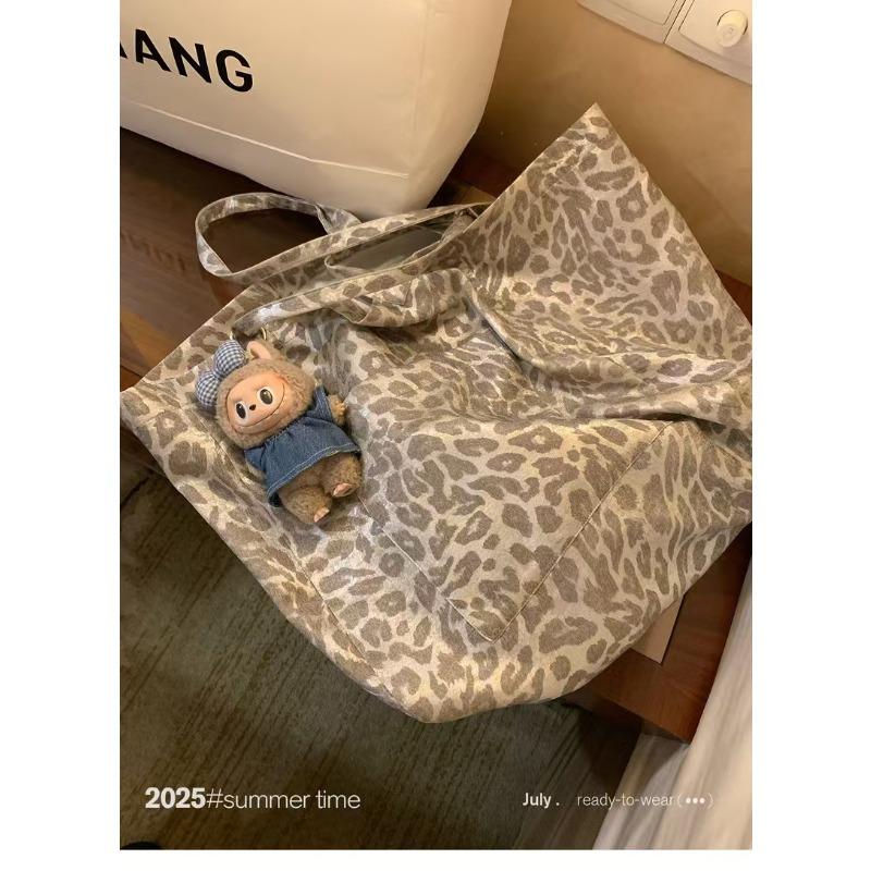 

2 autumn and winter new lazy style silver and white casual leopard print shoulder bag women s commuting versatile large-capacity cross-bag tide