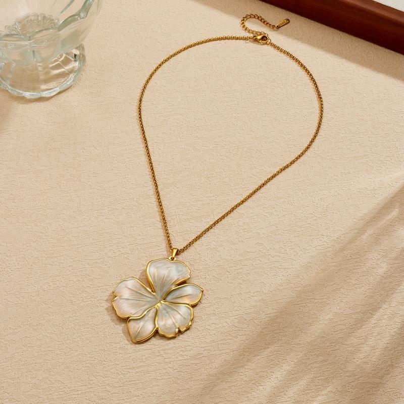 Gold Chain Necklace with Large White Enamel Flower Pendant for Women белый