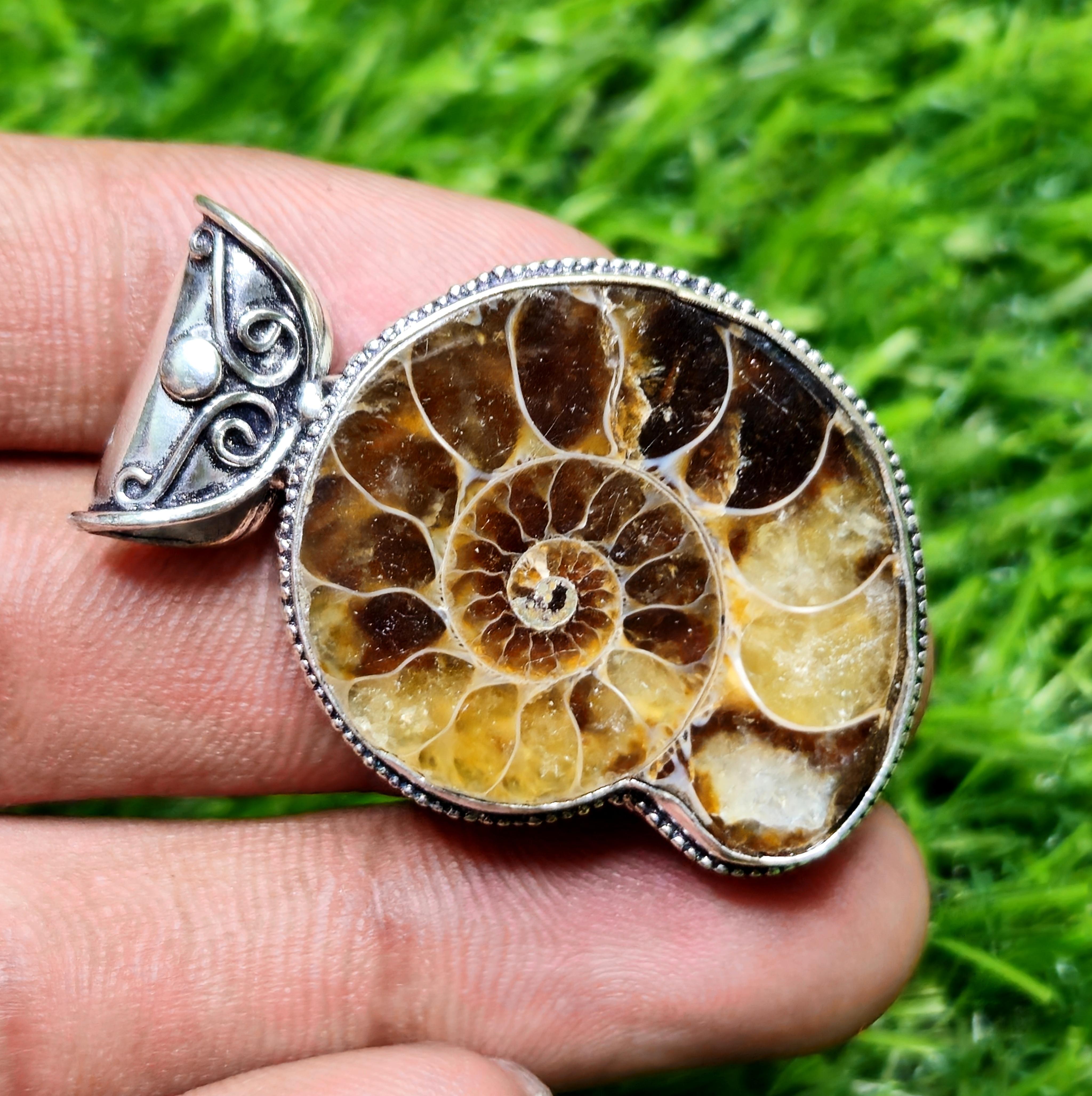 

Подвеска из натурального аммонита из стерлингового серебра 925 пробы Подвеска из ископаемого подарка для нее коричневый